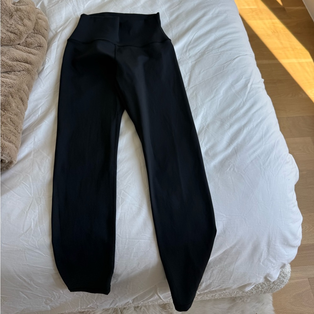 ARITZIA GLOSSFORM CHEEKY HIGH RISE 26” LEGGING - SIZE 6, BLACK, NEVER WORN